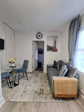 Stylish and Spacious 1 Bedroom Kensal Green Tube 1A